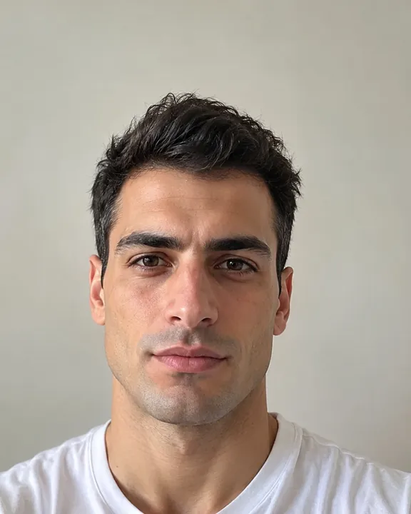 Glatt rasierter Mann mit kurzen dunklen Haaren, das Originalfoto