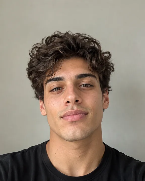Homme aux cheveux bouclés mi-longs avant la coupe, la photo d'origine